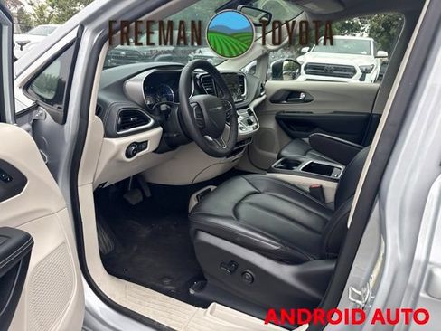Used 2023 Chrysler Pacifica Touring-L FWD image 7