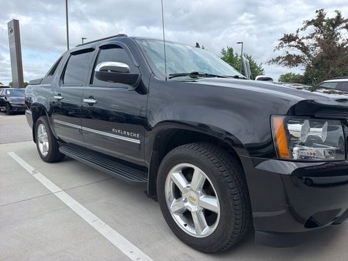 Used 2010 Chevrolet Avalanche LTZ AWD/4WD image 7
