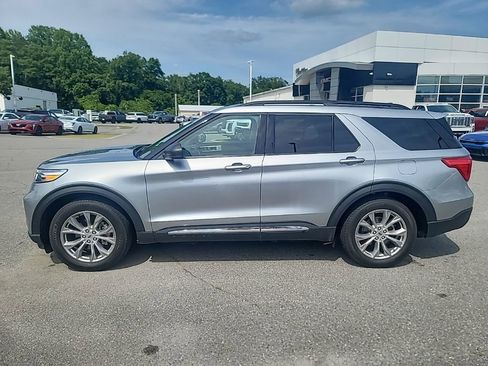 Used 2024 Ford Explorer XLT w/ Equipment Group 202A RWD image 4