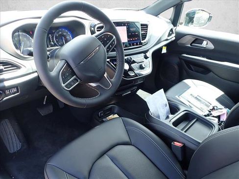 New 2027 Chrysler Pacifica Select AWD/4WD image 11