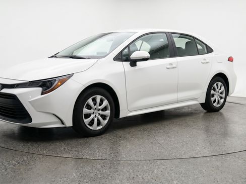 Used 2025 Toyota Corolla LE FWD image 3