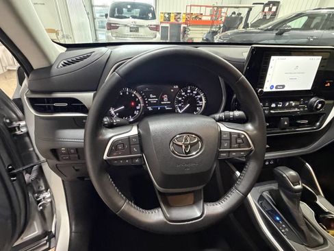 Used 2023 Toyota Highlander XLE image 28