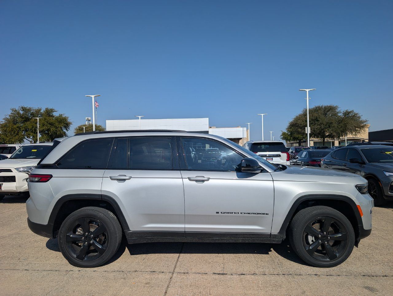 Used 2024 Jeep Grand Cherokee Altitude AWD/4WD image 3