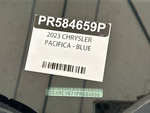 Used 2023 Chrysler Pacifica Pinnacle FWD image 2