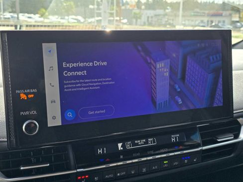 Used 2025 Toyota Sienna Platinum image 27