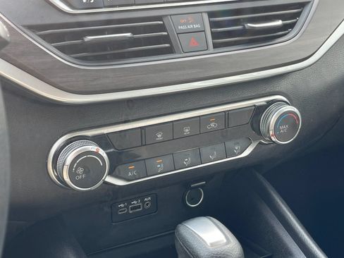 Used 2025 Nissan Altima 2.5 SV FWD image 21