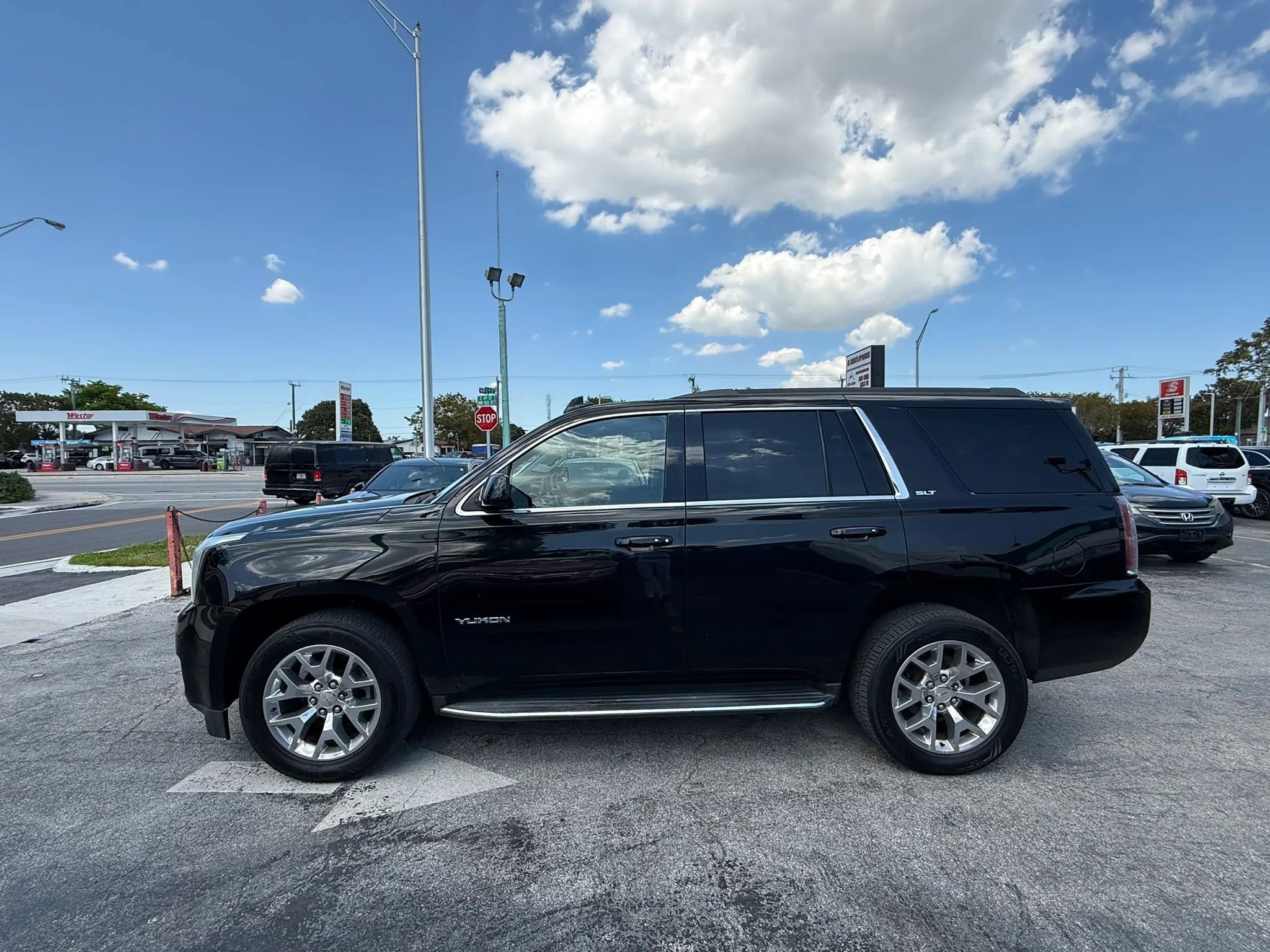 Used 2019 GMC Yukon SLT RWD image 2