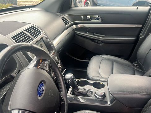Used 2018 Ford Explorer XLT w/ Equipment Group 202A AWD/4WD image 17