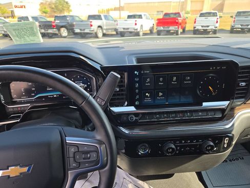 Used 2024 Chevrolet Silverado 1500 LT AWD/4WD image 25