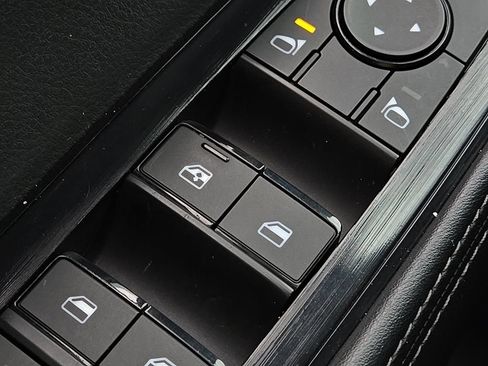 Used 2025 Nissan Rogue SV FWD image 16