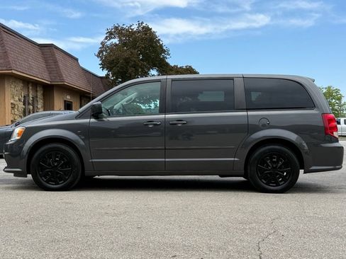 Used 2016 Dodge Grand Caravan SE w/ Quick Order Package 29E SE FWD image 2