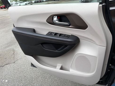 Used 2018 Chrysler Pacifica Touring-L Plus FWD image 15
