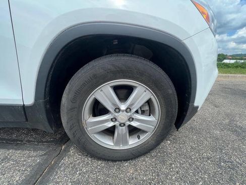 Used 2017 Chevrolet Trax LT w/ LT Convenience Package FWD image 17