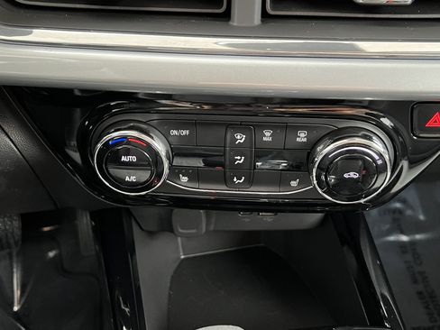 Used 2025 Chevrolet Trax LT w/ LT Convenience Package FWD image 29