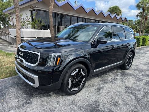 Used 2023 Kia Telluride EX w/ EX Captain's Chair Package FWD image 2