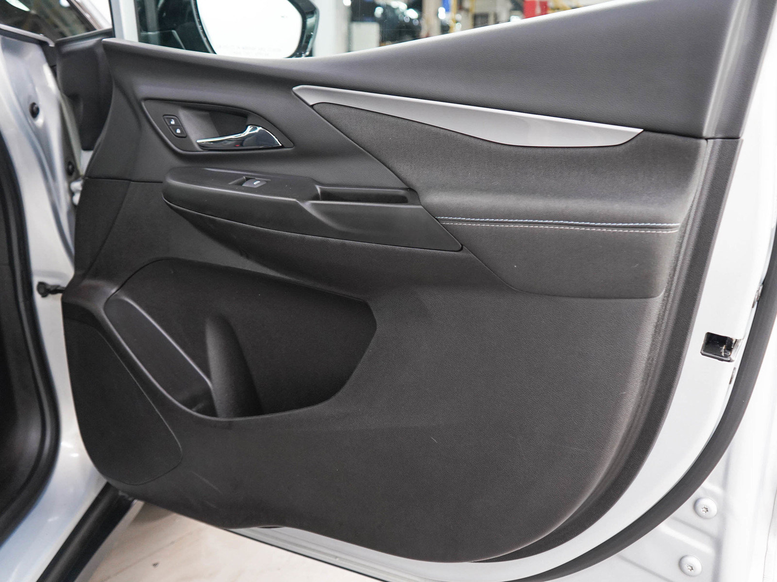 Used 2023 Chevrolet Bolt LT w/ Driver Confidence Package FWD image 9