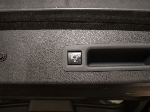 Used 2025 Toyota Sienna XLE image 6