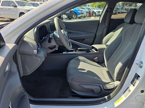 Used 2021 Hyundai Elantra SE FWD image 14