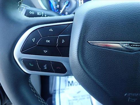 Used 2023 Chrysler Pacifica Touring-L FWD image 16