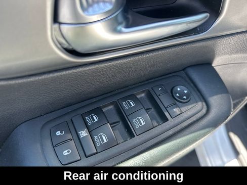 Used 2025 Chrysler Pacifica Select FWD image 12