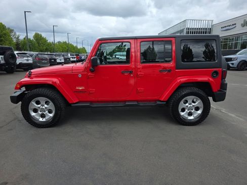 Used 2015 Jeep Wrangler Unlimited Sahara w/ Connectivity Group AWD/4WD image 3