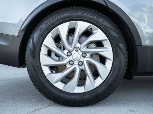 Used 2024 Land Rover Discovery S image 12