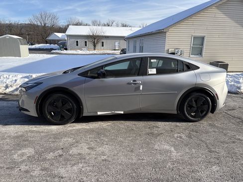 New 2026 Toyota Prius LE image 2