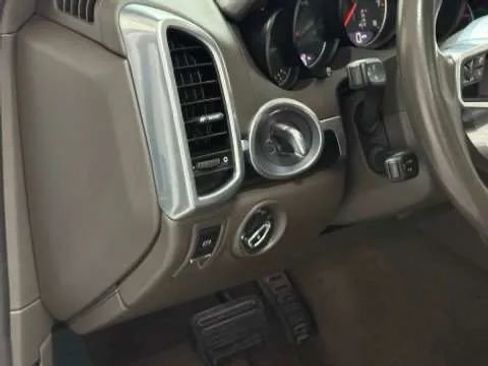 Used 2018 Porsche Cayenne Platinum Edition image 39