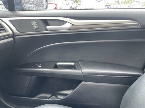Used 2018 Ford Fusion SE w/ Fusion SE Technology Package FWD image 21
