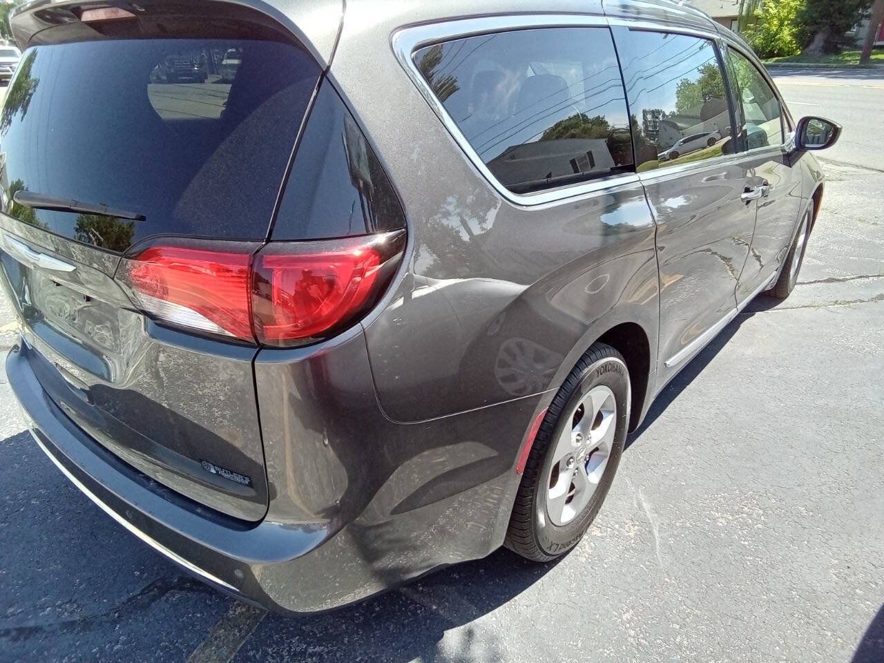 Used 2017 Chrysler Pacifica Touring-L Plus FWD image 8