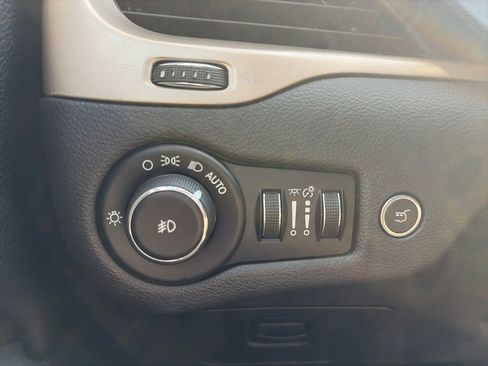 Used 2016 Jeep Cherokee Latitude w/ Comfort/Convenience Group FWD image 31
