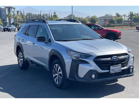 Used 2025 Subaru Outback Premium image 8