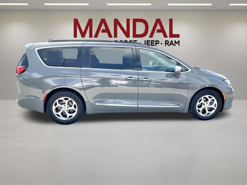 Used 2022 Chrysler Pacifica Limited FWD image 4