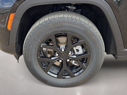 Used 2025 Jeep Grand Cherokee Altitude AWD/4WD image 10