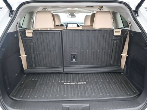 Used 2025 Toyota Highlander Limited FWD image 14