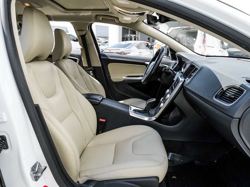 Used 2017 Volvo V60 T5 Premier w/ Convenience Package image 33