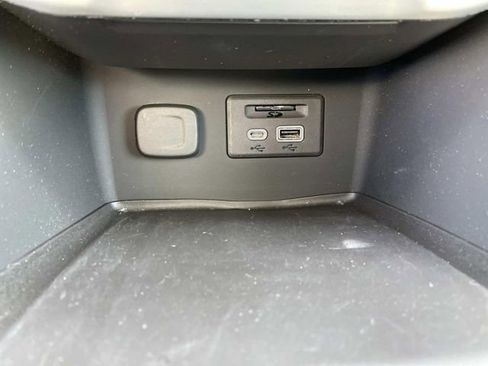 Used 2023 GMC Acadia SLT w/ Technology Package image 18