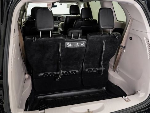 Used 2018 Chrysler Pacifica Touring-L FWD image 30