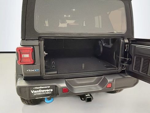 Used 2022 Jeep Wrangler Unlimited Sahara w/ Cold Weather Group AWD/4WD image 29