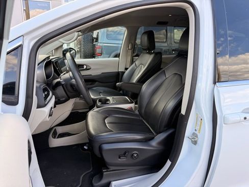Used 2024 Chrysler Pacifica Touring-L image 13