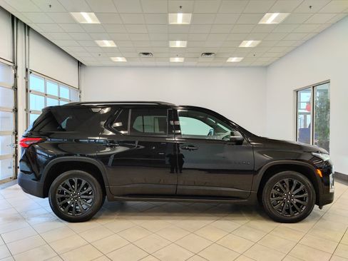 Used 2022 Chevrolet Traverse RS image 2