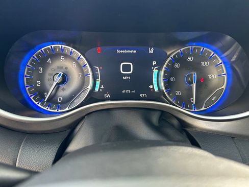 Certified 2024 Chrysler Pacifica Touring-L FWD image 19