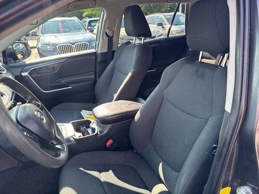 Used 2021 Toyota RAV4 LE w/ Carpet Mat Package (TMS) AWD/4WD image 15