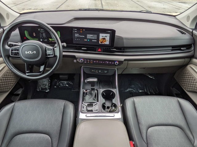 Used 2025 Kia Carnival EX FWD image 16