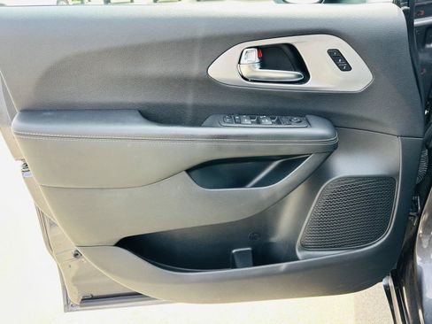 Used 2023 Chrysler Pacifica Touring-L w/ S Appearance Package FWD image 12