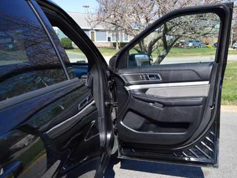 Used 2017 Ford Explorer XLT w/ Equipment Group 202A image 22