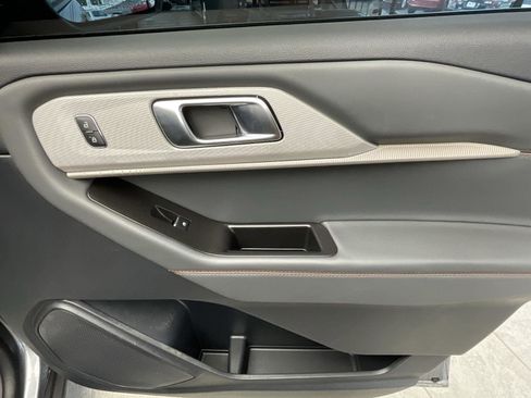 Used 2025 Ford Explorer Active w/ Active Comfort Package image 8