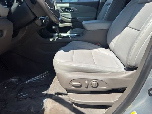 Used 2019 Chevrolet Traverse LT w/ LT Premium Package AWD/4WD image 5