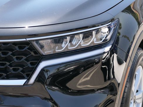 Used 2023 Kia Sorento LX FWD image 9