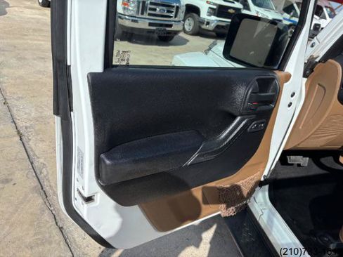 Used 2016 Jeep Wrangler Unlimited Sahara w/ Connectivity Group AWD/4WD image 14